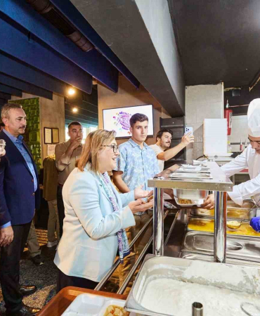 Şahin, vatandaşla "Haydi Sofraya"da buluştu