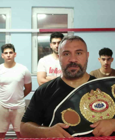 Şampi̇yon Evi̇ni̇n Bodrumunda Sporcu Yeti̇şti̇ri̇yor