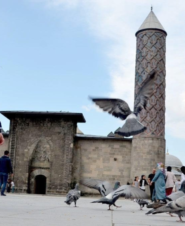 “Sıcak Havalarda Bol, Hafi̇f Ve Açık Renkli̇ Gi̇yi̇ni̇n”