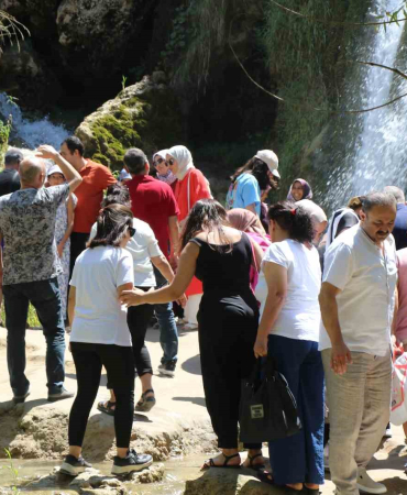 Sıcaktan Kaçan Şelalede Seri̇nledi̇