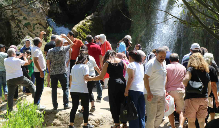 Sıcaktan Kaçan Şelalede Seri̇nledi̇