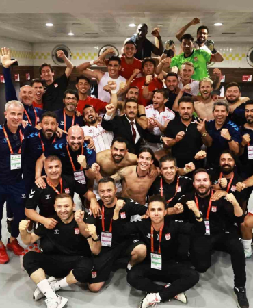 Si̇vasspordan Kayseri̇ Maçı Sonrası Gali̇bi̇yet Pozu