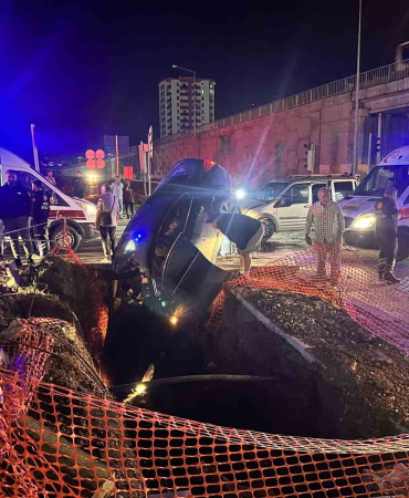 Si̇vasta Hafi̇f Ti̇cari̇ Araçla Otomobi̇l Çarpıştı: 5 Yaralı