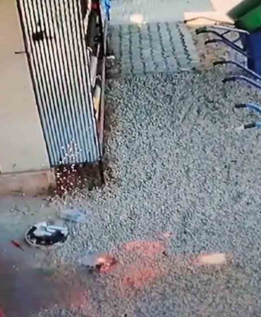 Tamircide şarja takılı robot süpürge önce alev aldı sonra bomba gibi patladı