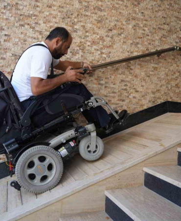 Tekerlekli sandalyeli vatandaşın engelli rampası ile imtihanı