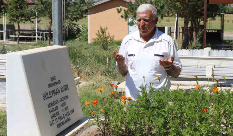Teröre Veri̇len İlk Şehi̇t Süleyman Aydın, Kabri̇ Başında Anıldı
