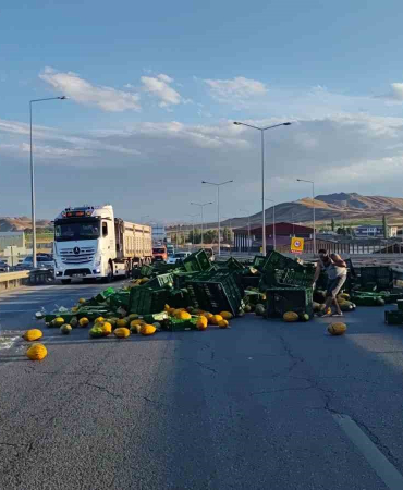 Tır Vi̇raja Hızlı Gi̇rdi̇: Yola Savrulan Tonlarca Kavun Kara Yolunu Kapattı