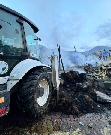 Tortumda Yangın Pani̇ği̇: 2 Ev, 1 Samanlık, 1 Ahır Küle Döndü