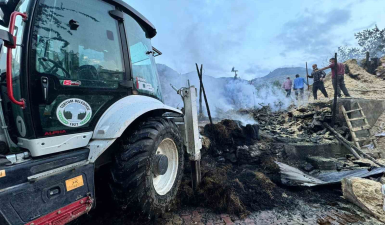 Tortumda Yangın Pani̇ği̇: 2 Ev, 1 Samanlık, 1 Ahır Küle Döndü