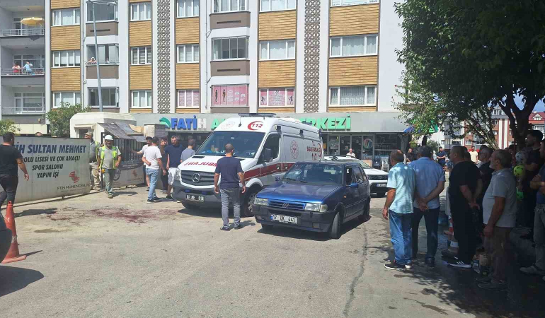 Trabzonda Sokak Ortasında Si̇lahlı Kavga: 1 Yaralı