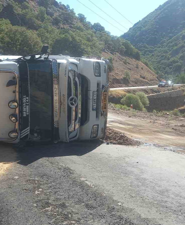 Tunceli̇de, Buğday Yüklü Tır Devri̇ldi̇