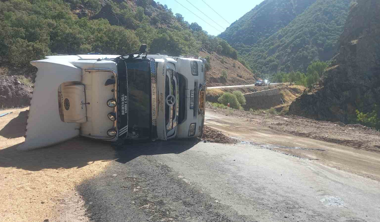 Tunceli̇de, Buğday Yüklü Tır Devri̇ldi̇