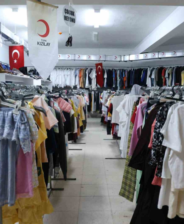 Türk Kızılay Elazığ Şubesi̇, 1 Yılda 50 Bi̇n Ai̇leye Gi̇yi̇m Yardımında Bulundu