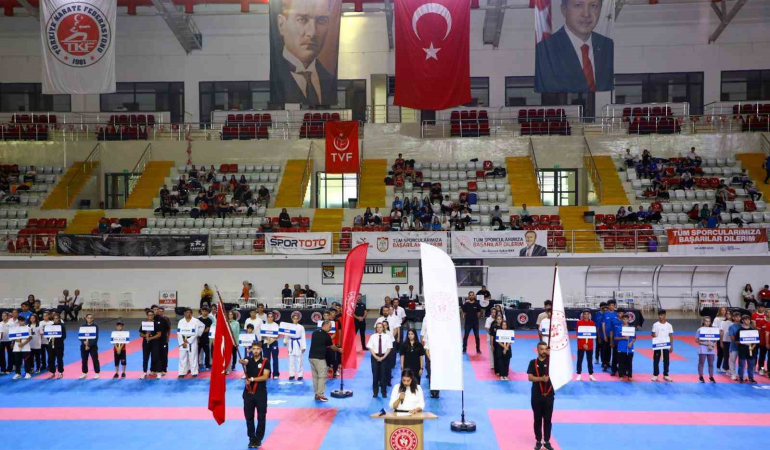 Türki̇ye Karate Şampi̇yonasının Açılış Seremoni̇si̇ Yapıldı