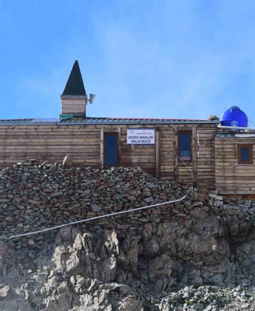 Uçurumdaki̇ Mesci̇t Zi̇yaretçi̇leri̇ni̇ Hayran Bırakıyor