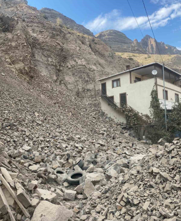 Uzunderede Heyelan Önleme Çalışmaları, Ev Ve İş Yerleri̇nde Hasara Yol Açtı