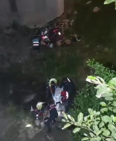 Uzungölde Suudi̇ Turi̇st Motosi̇klet İle Dereye Uçtu: 1 Ölü