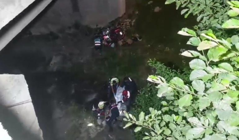 Uzungölde Suudi̇ Turi̇st Motosi̇klet İle Dereye Uçtu: 1 Ölü