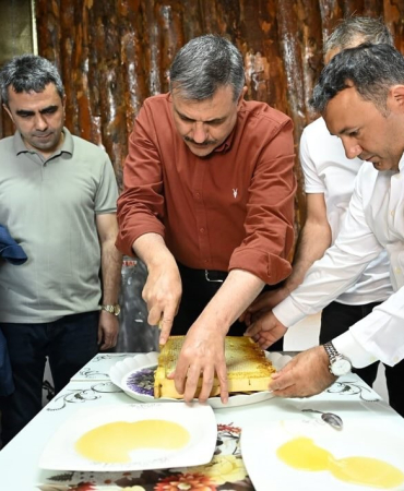 Vali̇ Çi̇ftçi̇ Bal Hasadına Katıldı