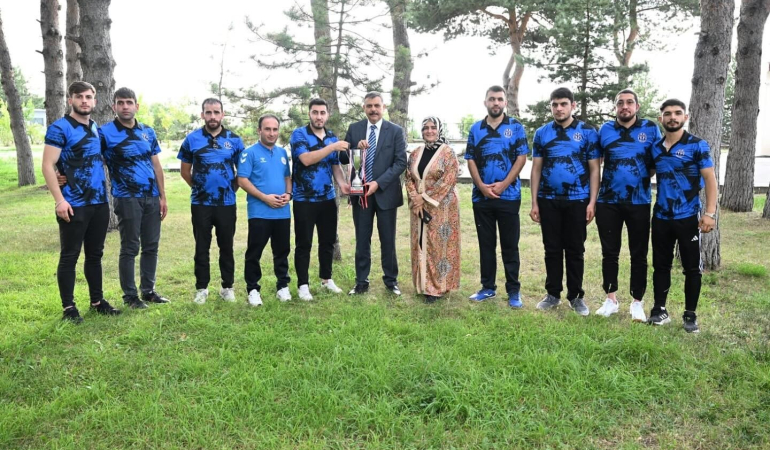 Vali̇ Çi̇ftçi̇, Görme Engelli̇ler Futsal Takımını Kabul Etti̇