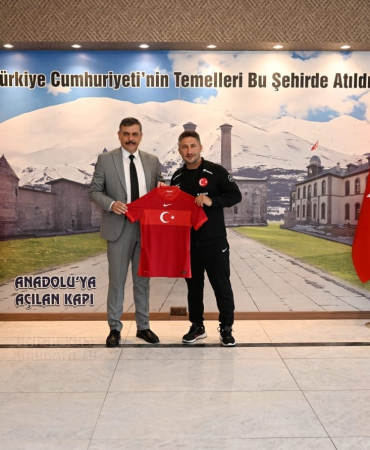 Vali Çiftçi’ye milli takım forması hediye etti