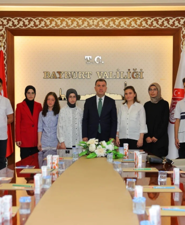Vali̇ Eldi̇van, Yks Ve Lgsde Başarılı Olan Öğrenci̇leri̇ Ödüllendi̇rdi̇