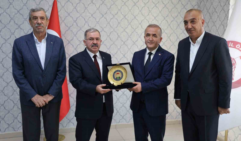 Vali̇ Hati̇poğlu, Emekli̇ Olan Personellerle Bi̇r Araya Geldi̇