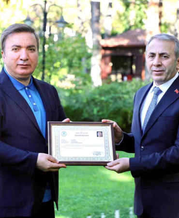 Vali̇den Kurt Müdüre Başarı Belgesi̇