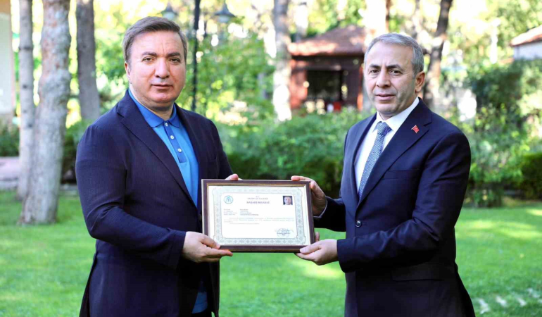 Vali̇den Kurt Müdüre Başarı Belgesi̇