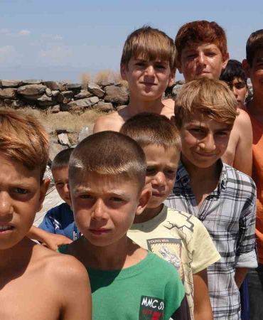 Van Gölü’ne giren çocukların saçları sarı oldu