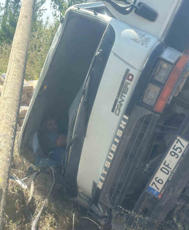Vi̇rajı Alamayan Kamyon Elektri̇k Di̇reği̇ne Çarparak Devri̇ldi̇: 1 Yaralı