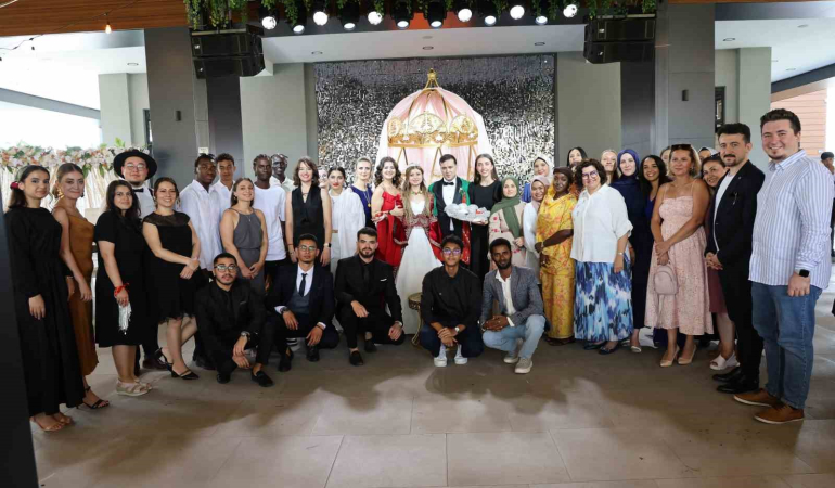 Yabancı öğrenciler öğretmenlerini Türk geleneklerine göre evlendirdi