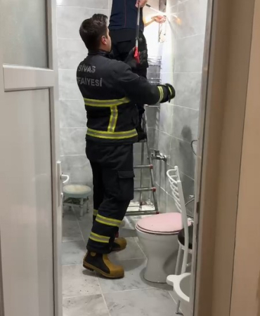 Yaramaz Yavru Kedi̇yi̇ İtfai̇ye Eki̇pleri̇ Kurtardı