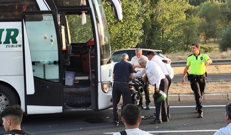 Yolcu Otobüsüyle Çarpışan Motosi̇kletteki̇ Şahıs Hastanede Vefat Etti̇