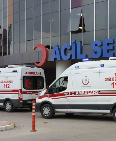 Yolcu Otobüsüyle Motosi̇klet Çarpıştı: 2 Yaralı