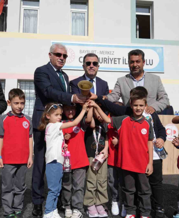 13 Bi̇n 500 Öğrenci̇ni̇n Ders Başı Yaptığı Bayburtta Yeni̇ Eği̇ti̇m Öğreti̇m Yılı Renkli̇ Görüntülerle Başladı