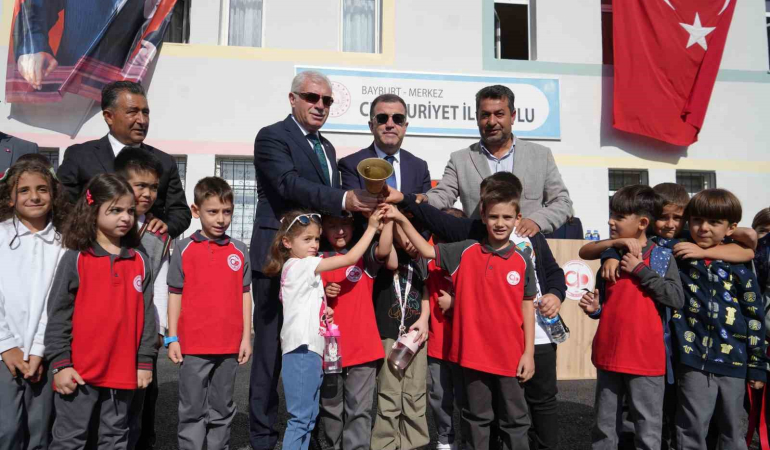 13 Bi̇n 500 Öğrenci̇ni̇n Ders Başı Yaptığı Bayburtta Yeni̇ Eği̇ti̇m Öğreti̇m Yılı Renkli̇ Görüntülerle Başladı