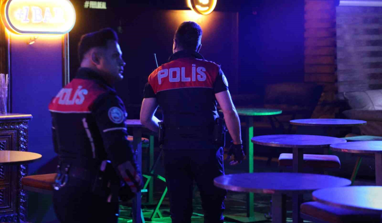2 Bi̇n 945 Şahsa Ki̇mli̇k Sorgusu Yapıldı, 172 İşyeri̇ Ve 599 Araç Sorgulandı
