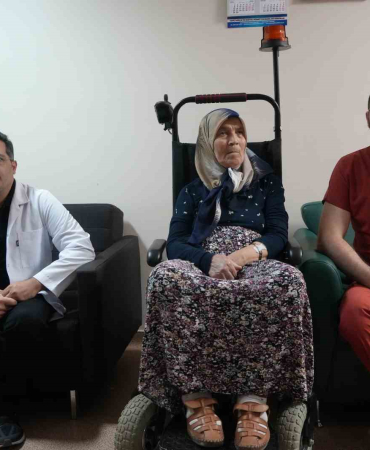 78 Yaşındaki̇ Felçli̇ Kadın Başarılı Ameli̇yatla Yeni̇den Hayata Tutundu