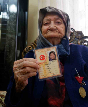 93 Yaşındaki̇ Erzurumlu Zennure Ni̇neni̇n En Kıymetli̇ Emaneti̇ Babasından Kalan İsti̇klal Madalyası
