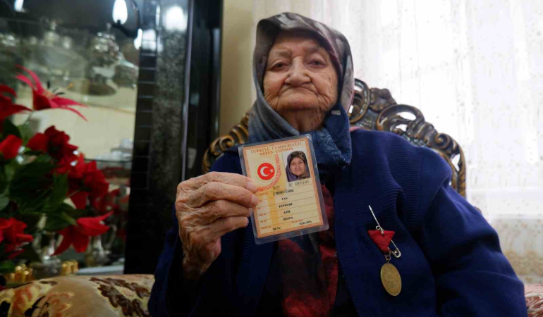 93 Yaşındaki̇ Erzurumlu Zennure Ni̇neni̇n En Kıymetli̇ Emaneti̇ Babasından Kalan İsti̇klal Madalyası
