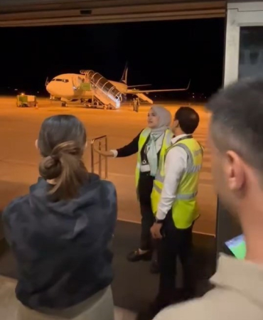 A Jet Pi̇lotu "Uçuş Sürem Doldu" Dedi̇, Mağdur Olan Yolcular İsyan Etti̇