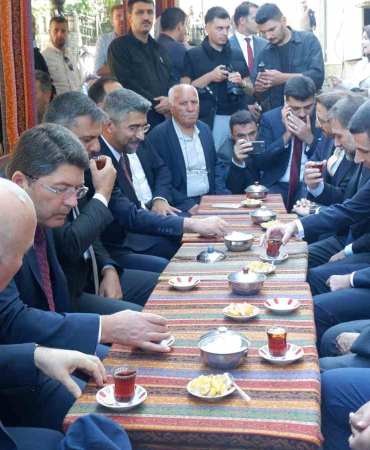 Adalet Bakanı Yılmaz Tunç, Esnafı Zi̇yaret Edi̇p Vatandaşlarla Çay Ocağında Sohbet Etti̇