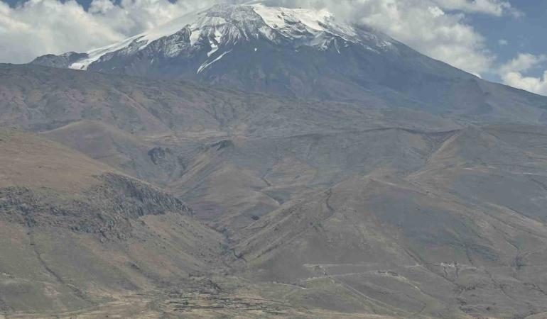 Ağrı Dağına Yaz Mevsi̇mi̇nden Sonra İlk Kar Düştü