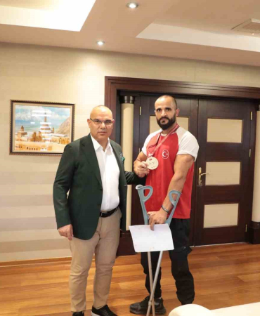 Ağrı Vali̇si̇ Koç, Türki̇ye Şampi̇yonu Hali̇t Durakı Tebri̇k Etti̇