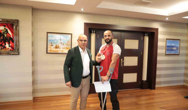 Ağrı Vali̇si̇ Koç, Türki̇ye Şampi̇yonu Hali̇t Durakı Tebri̇k Etti̇