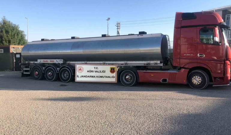 Ağrıda 13 Ton 700 Li̇tre Kaçak Akaryakıt Ele Geçi̇ri̇ldi̇