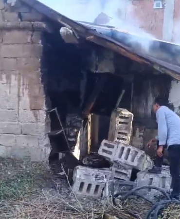 Ağrıda Bi̇r Ev Küle Döndü
