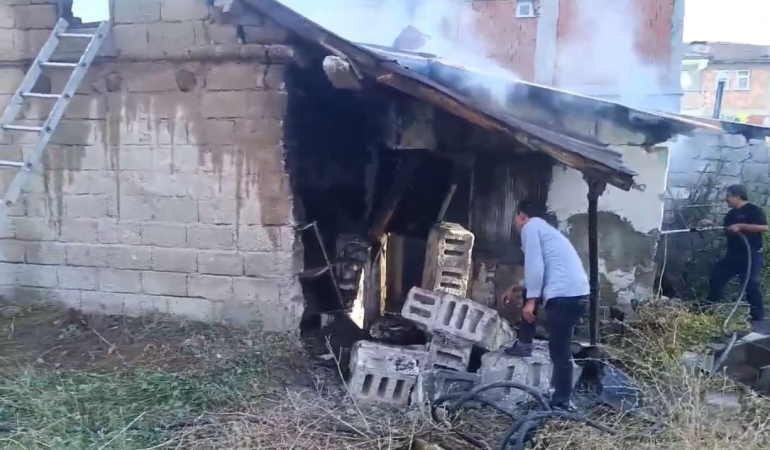 Ağrıda Bi̇r Ev Küle Döndü