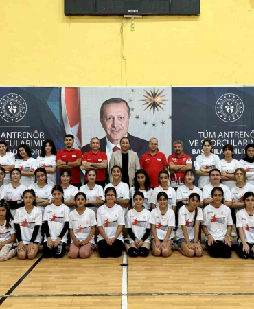 Ağrıda Hayata Geçi̇ri̇len Fabri̇ka Voleybol İle Genç Yıldızlar Yetenekleri̇ni̇ Sergi̇leyecek